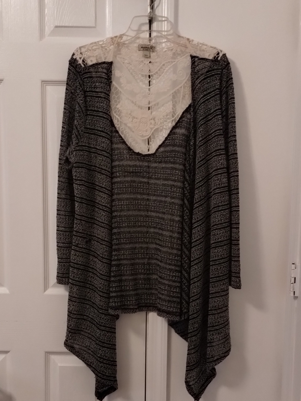 live and let live Black & Cream Lace-Back Draped Cardigan